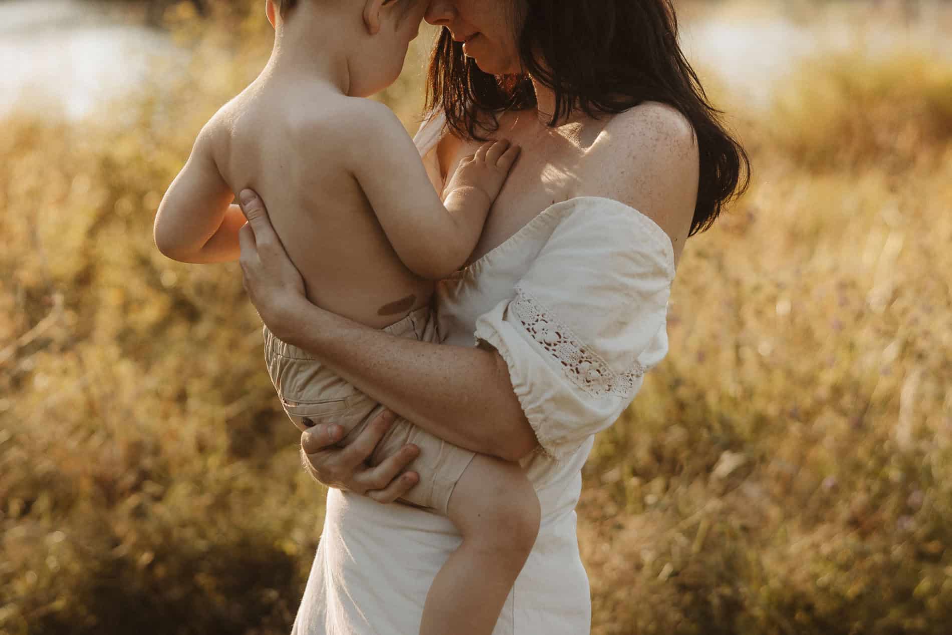 Mor og barn i naturen, kjærlighet og nærhet.