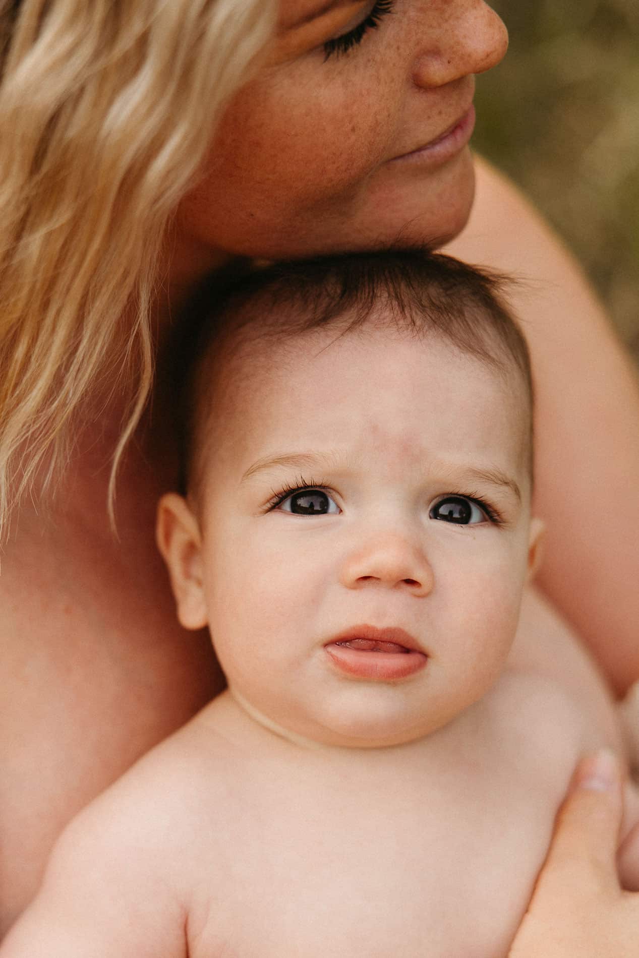 Familieportrett med mor og baby, fokus på kjærlighet og nærhet, fotograf Kristina Fagerdal.
