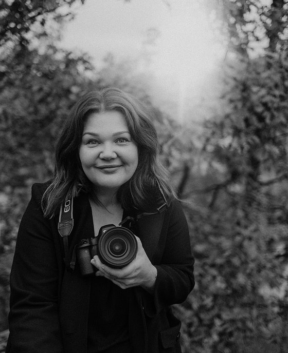 Kunstnerisk portrett av fotograf Kristina Fagerdal i naturen.