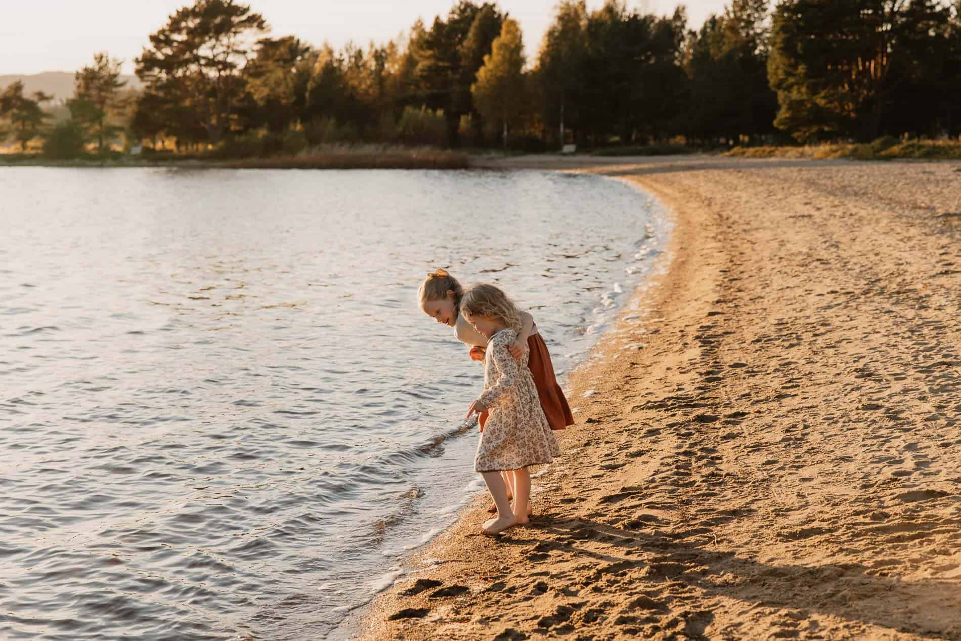 familiefoto utendørs sommer lek uoppstilt naturlig vennesla fotograf kristiansand