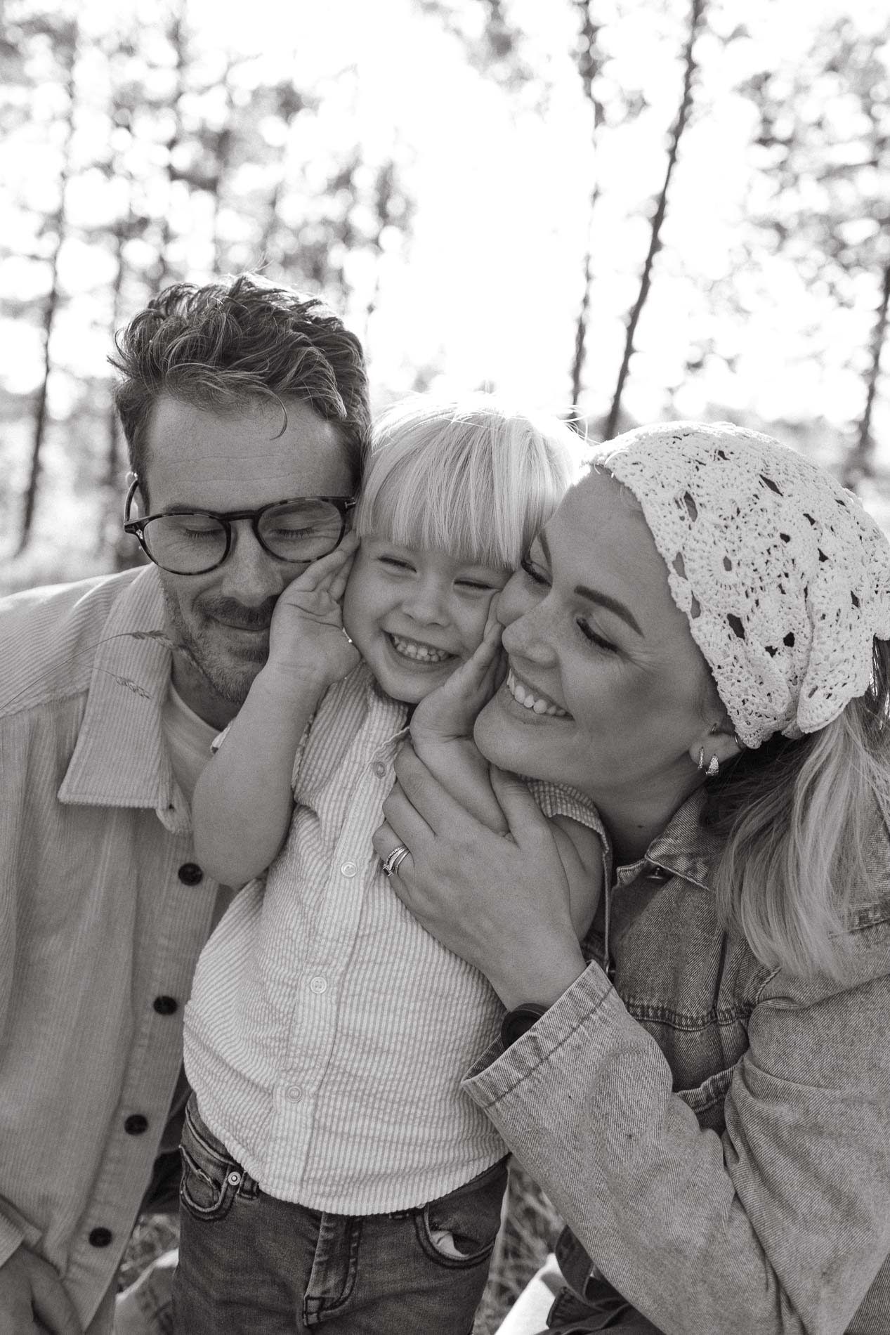 familiefotografering utendørs sommer lek uoppstilt naturlig fotograf kristiansand 3