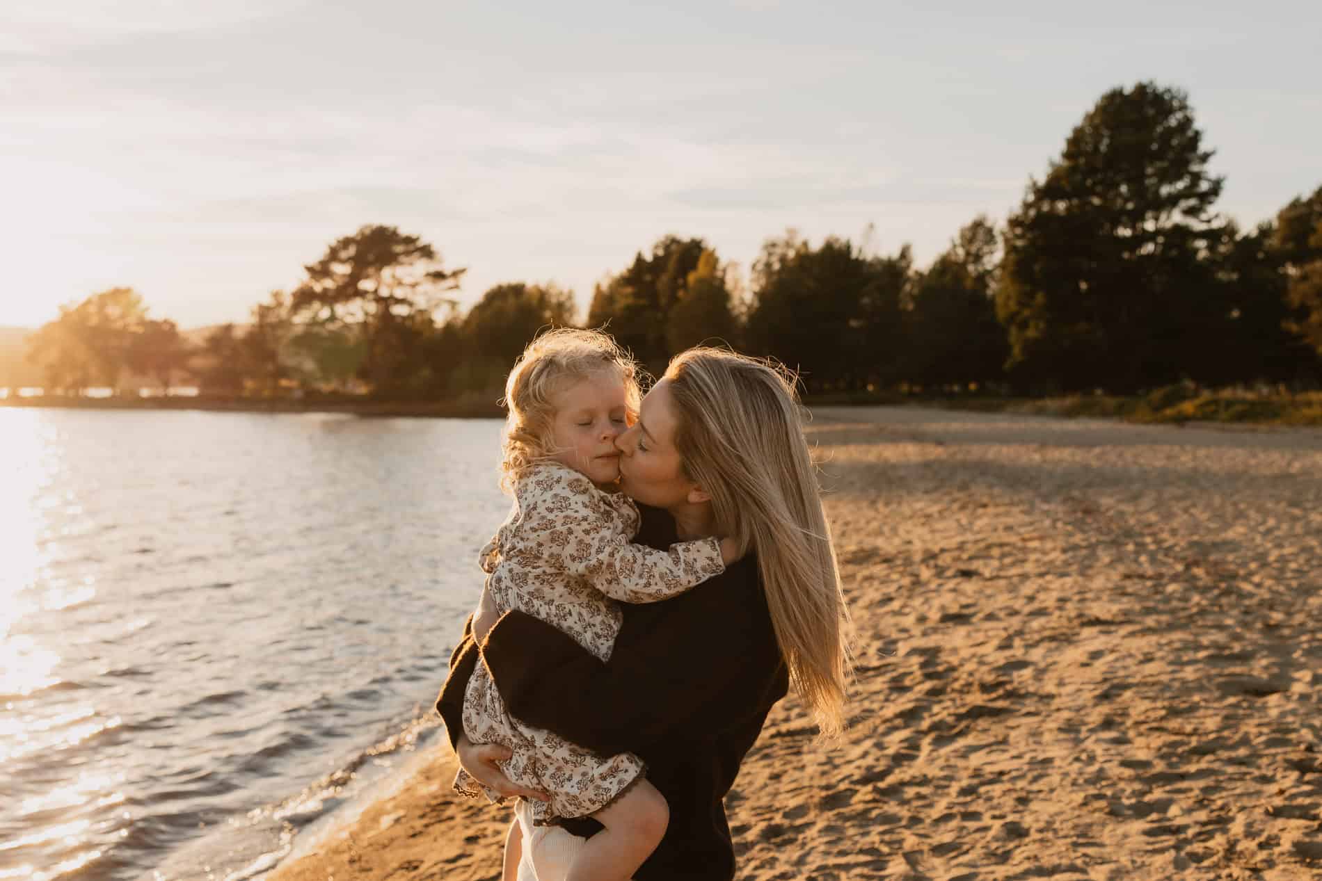 familiefotografering utendørs sommer lek uoppstilt naturlig fotograf kristiansand 4
