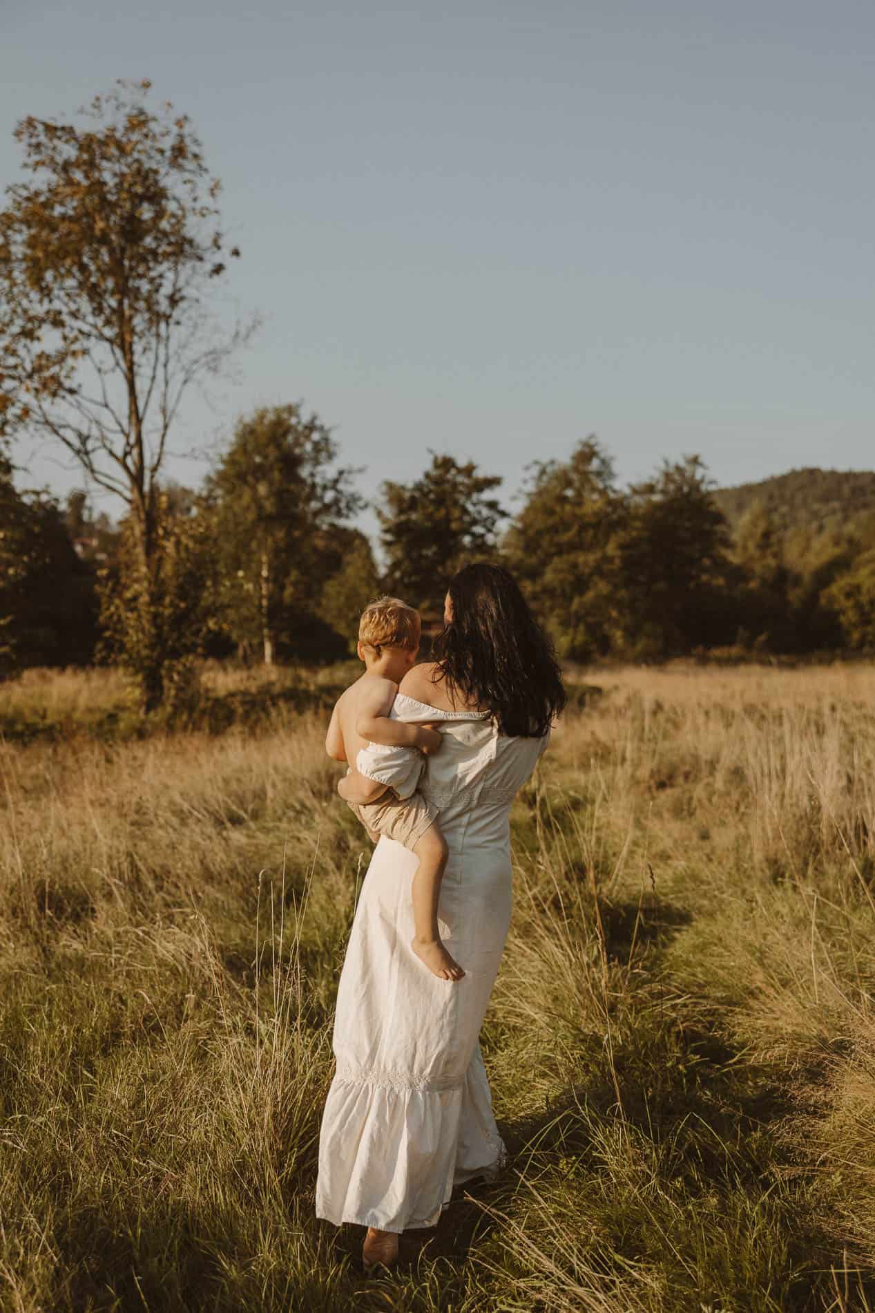 familiefotografering utendørs sommer lek uoppstilt naturlig fotograf kristiansand morskap