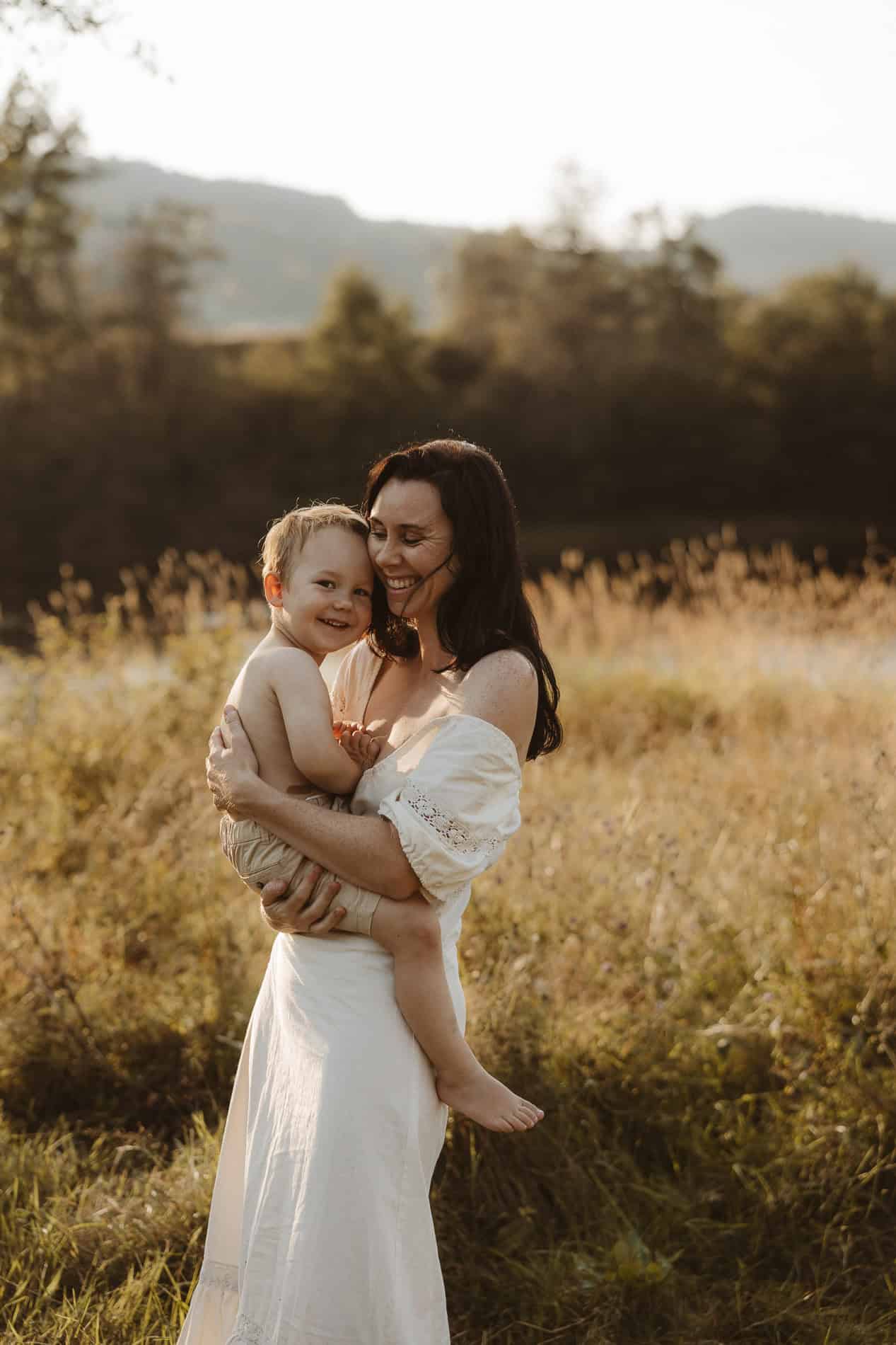 familiefotografering utendørs sommer naturlig lys nærhet uoppstilt kristiansand fotograf
